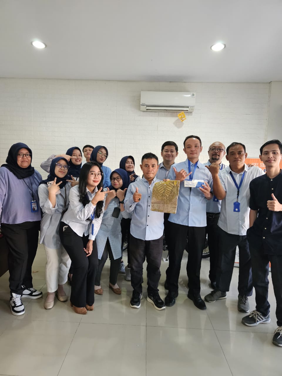 Foto Bersama Seluruh Karyawan